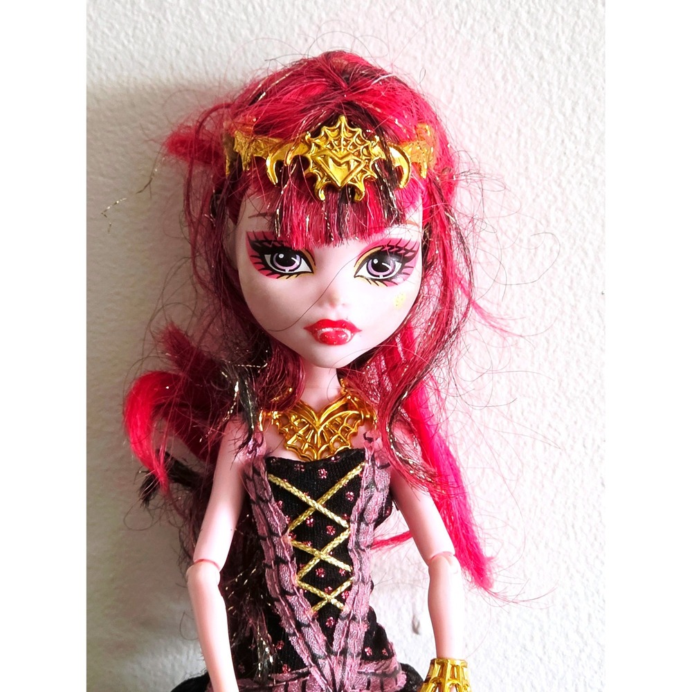 Monster High Ghouls Rule Draculaura Doll Pink Black Hair Gold Accessories 2012
